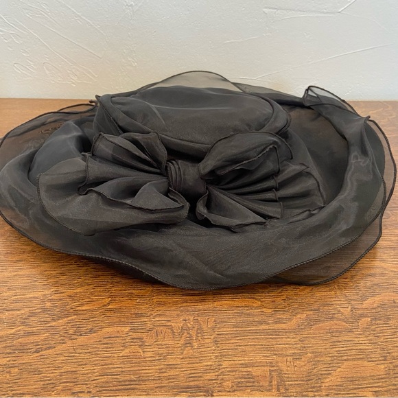 VINTAGE BETMAR NEW YORK BLACK BOW TULLE SHEER DRAMATIC DERBY WOMENS RETRO HAT - Picture 2 of 13